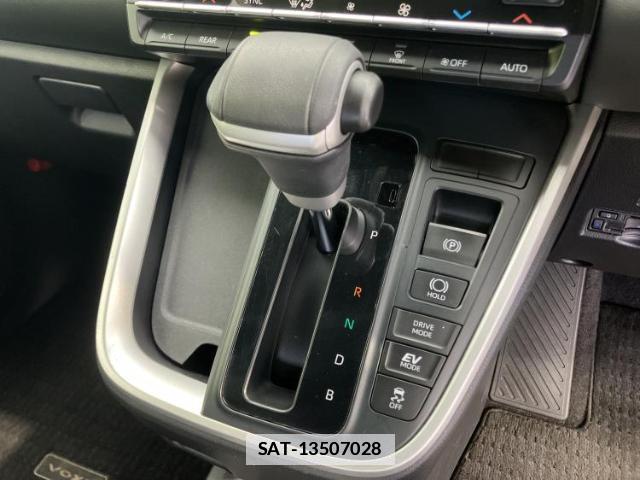 Toyota VOXY 2022-07 7962941-16