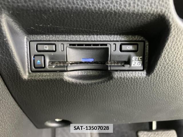 Toyota VOXY 2022-07 7962941-17