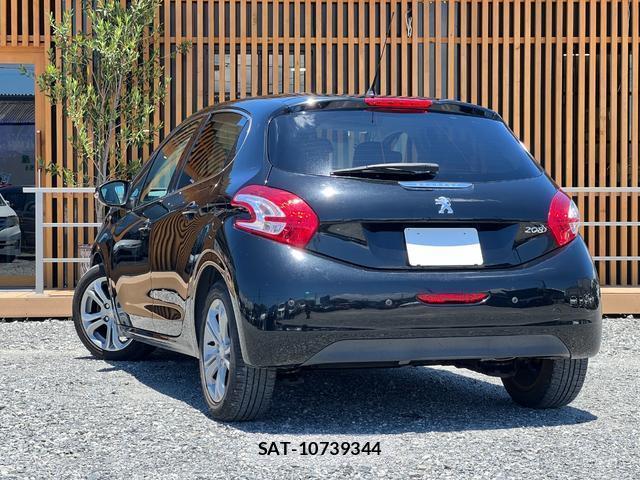 Peugeot 208 2012-11 8009887-1