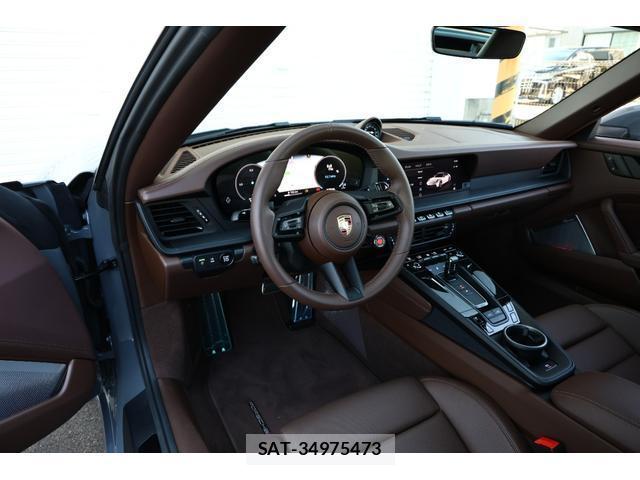 Porsche 911 2025-07 8011436-2
