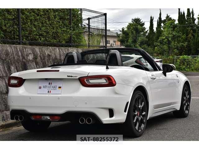 Abarth 124 Spider 2017-03 8011513-14