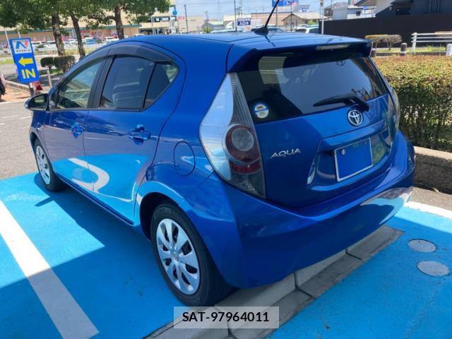Toyota AQUA 2014-02 8005588-2