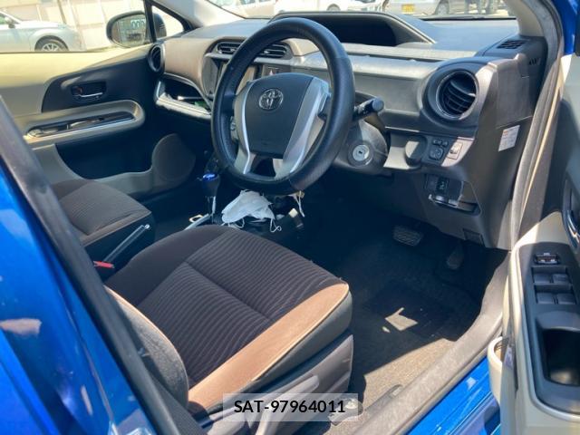 Toyota AQUA 2014-02 8005588-4