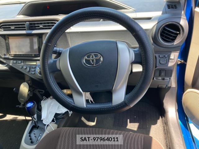 Toyota AQUA 2014-02 8005588-7