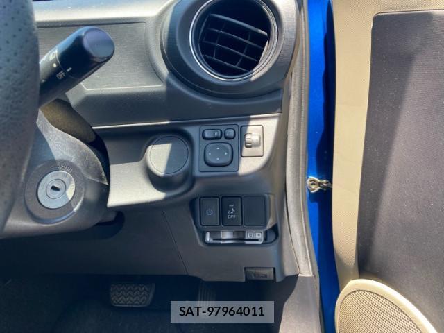 Toyota AQUA 2014-02 8005588-9