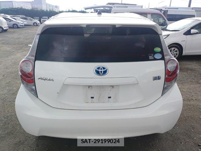 Toyota AQUA 2013-06 8005612-1