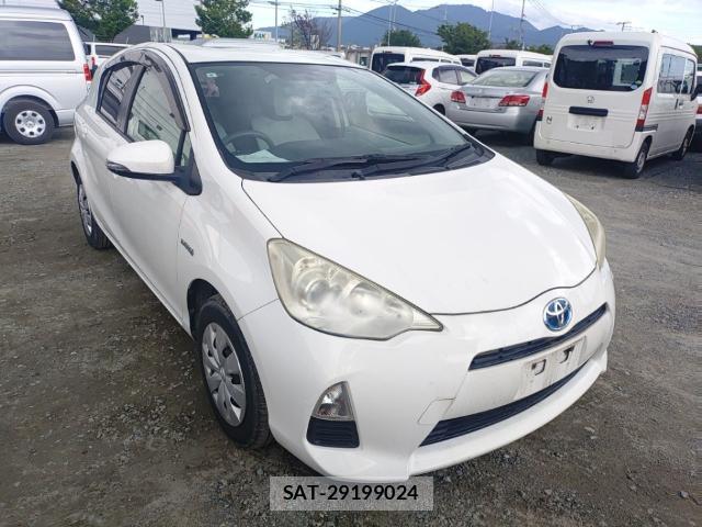 Toyota AQUA 2013-06 8005612-3