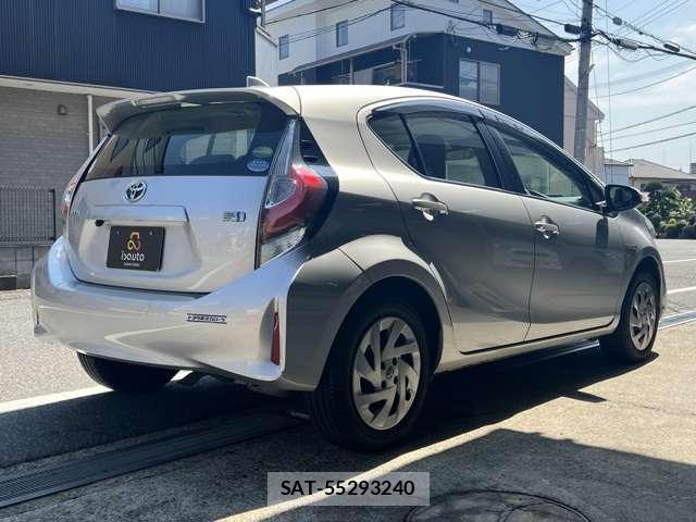 Toyota AQUA 2017-12 8006555-3