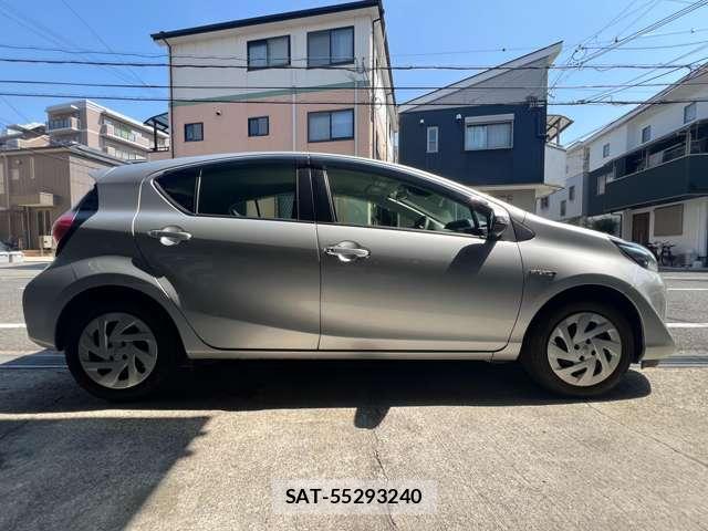Toyota AQUA 2017-12 8006555-5