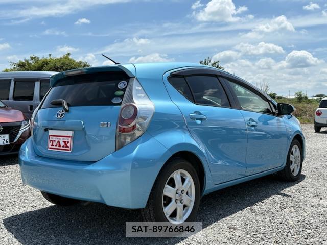 Toyota AQUA 2012-05 8006790-1