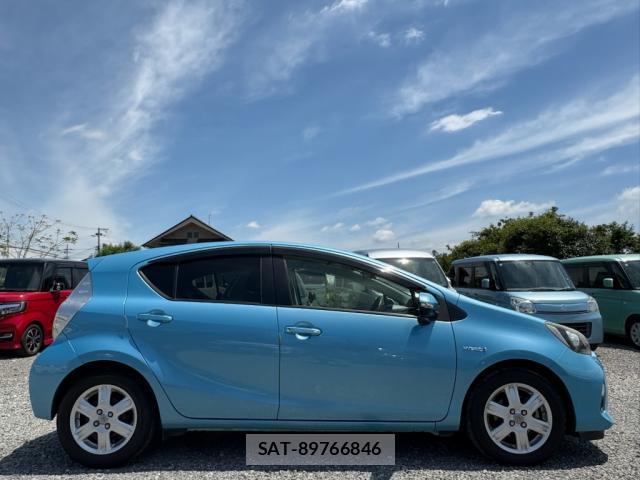Toyota AQUA 2012-05 8006790-13