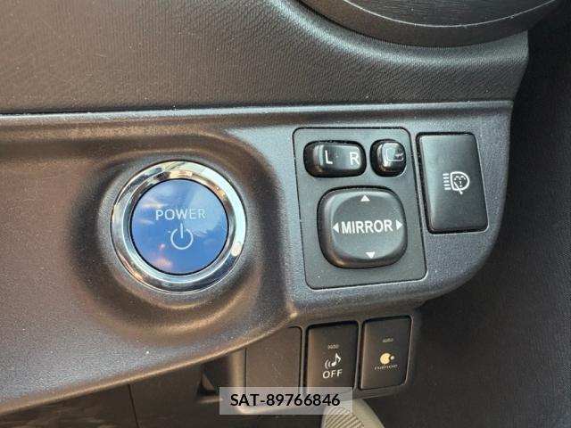 Toyota AQUA 2012-05 8006790-15