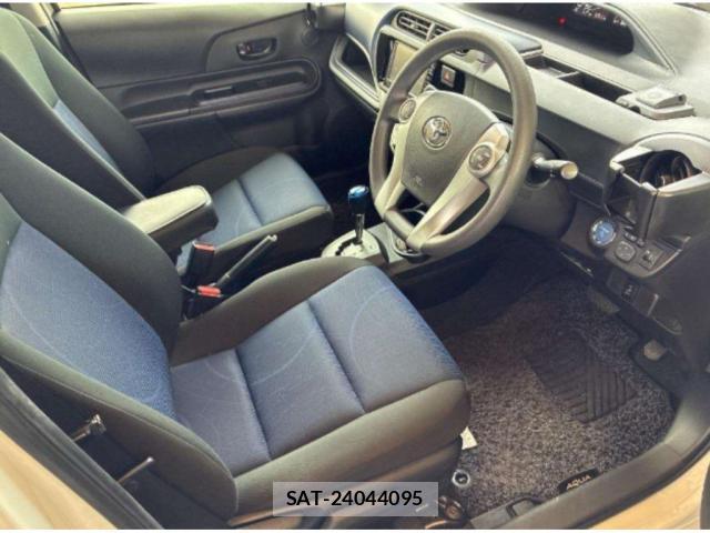 Toyota AQUA 2015-12 8008158-2