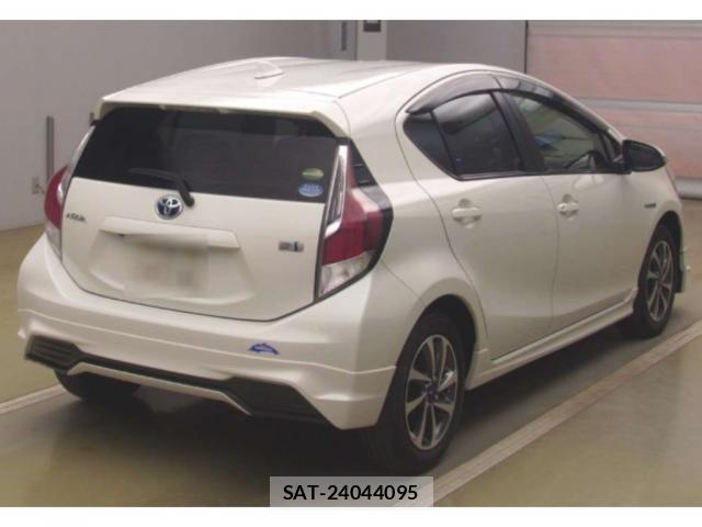 Toyota AQUA 2015-12 8008158-4