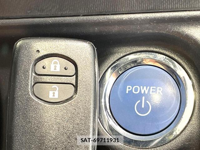 Toyota AQUA 2015-06 8008550-6