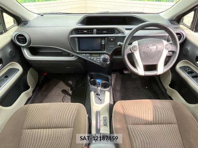Toyota AQUA 2014-08 8011102-1