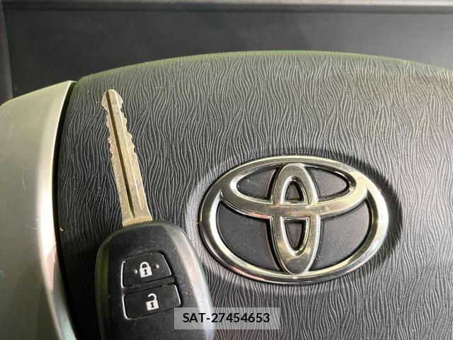 Toyota AQUA 2012-07 8011367-5