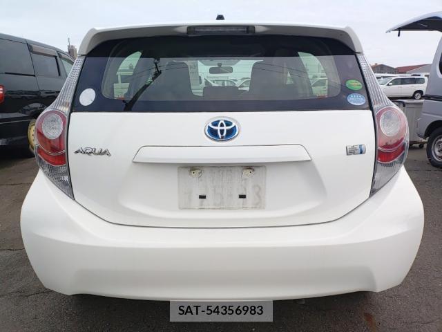 Toyota AQUA 2014-07 8012106-1