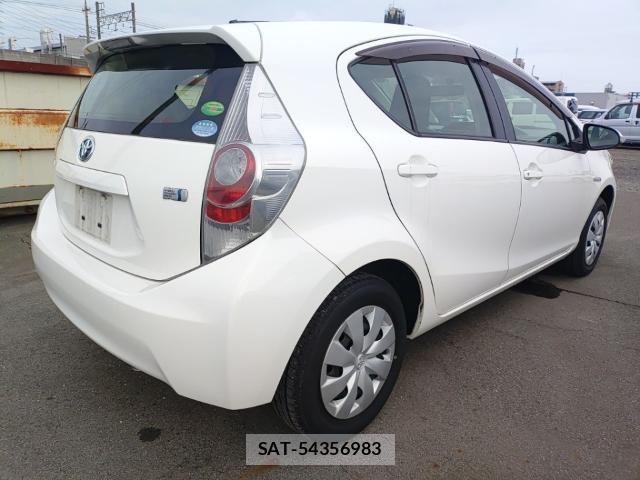 Toyota AQUA 2014-07 8012106-4