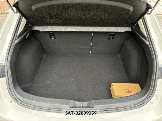 Mazda AXELA SPORT 2018-06 8012468-18