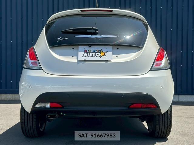 Chrysler YPSILON 2013-03 8012150-12
