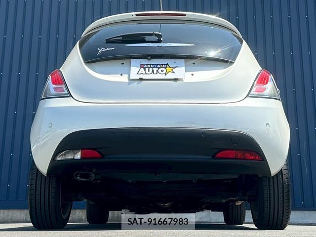 Chrysler YPSILON 2013-03 8012150-13