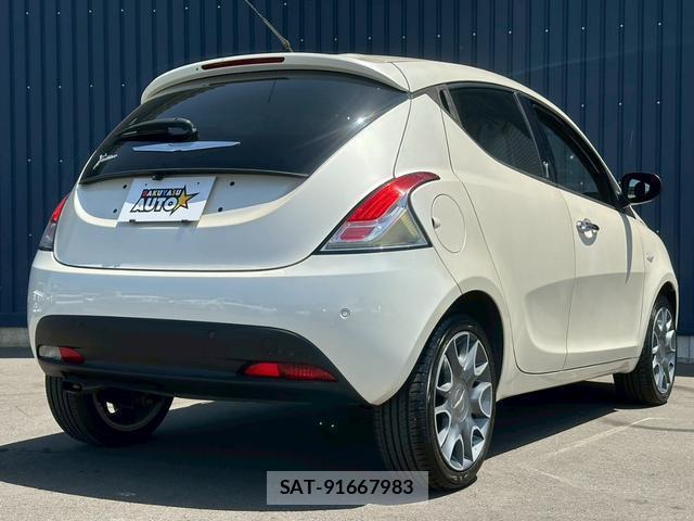 Chrysler YPSILON 2013-03 8012150-3