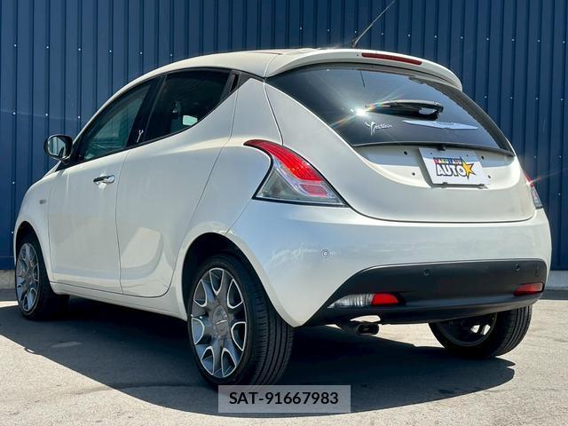 Chrysler YPSILON 2013-03 8012150-4