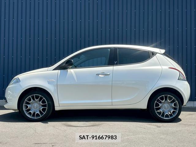 Chrysler YPSILON 2013-03 8012150-6