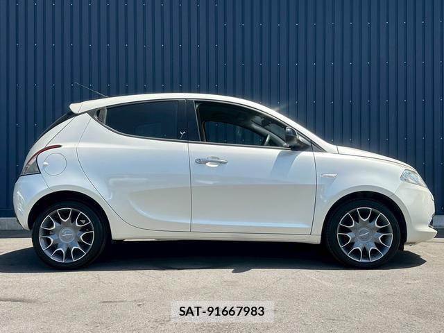 Chrysler YPSILON 2013-03 8012150-7
