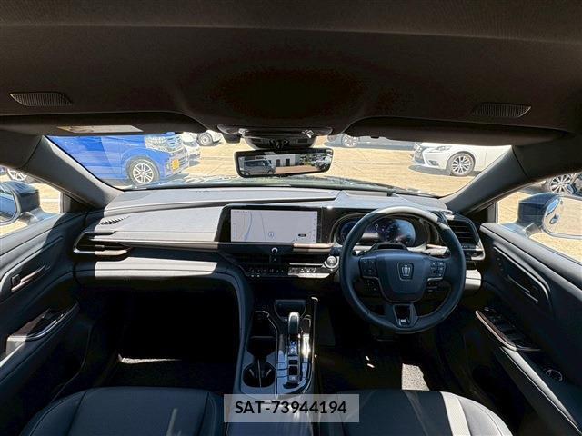 Toyota CROWN ESTATE 2025-10 8009561-2