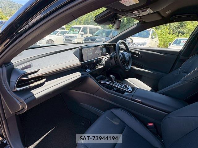 Toyota CROWN ESTATE 2025-10 8009561-3