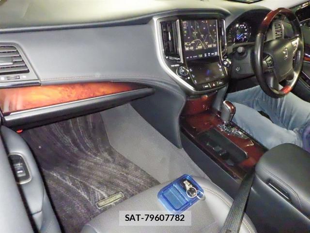 Toyota CROWN MAJESTA 2018-04 8007501-2