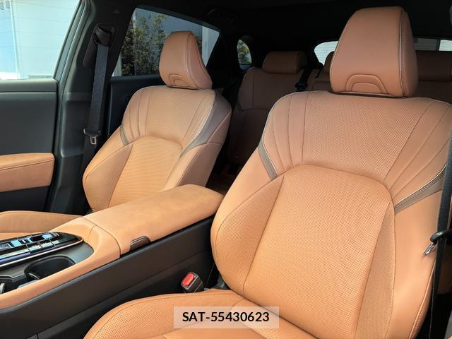 Toyota CROWN 2025-01 8003056-7