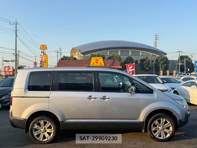 Mitsubishi DELICA 2010-11 8008429-12