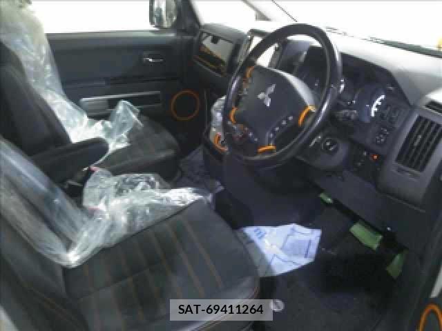 Mitsubishi DELICA 2017-07 8008996-4