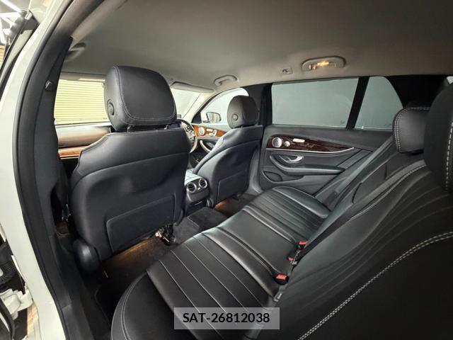 Mercedes Benz E-CLASS 2017-04 8010640-3