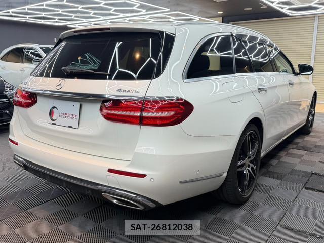 Mercedes Benz E-CLASS 2017-04 8010640-6