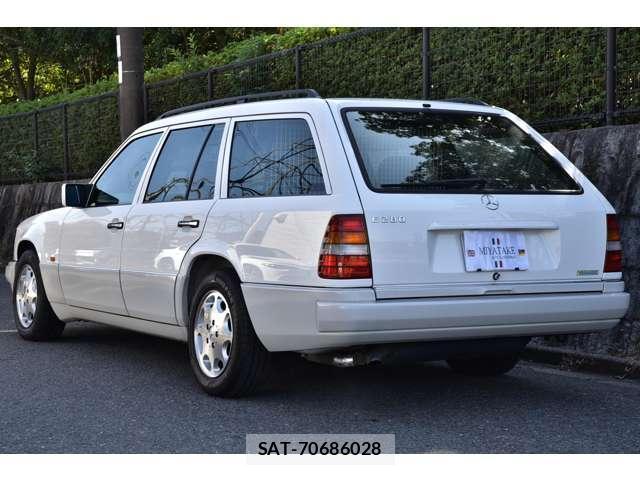 Mercedes Benz E-CLASS 1995-03 8011512-1