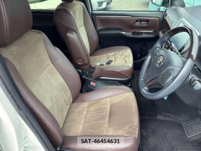 Toyota ESQUIRE 2017-12 8008202-2