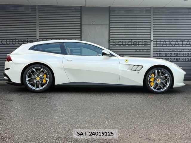 Ferrari GTC4 2018-04 8011456-3