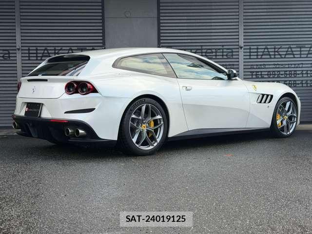 Ferrari GTC4 2018-04 8011456-5