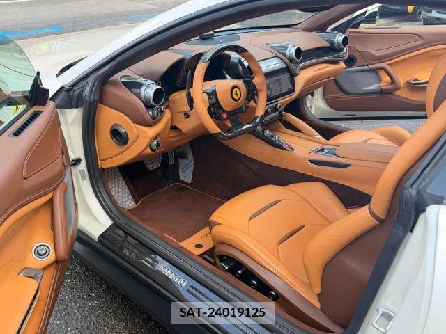 Ferrari GTC4 2018-04 8011456-9