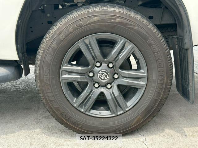 Toyota HILUX 2023-08 8009877-5