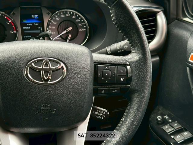 Toyota HILUX 2023-08 8009877-6