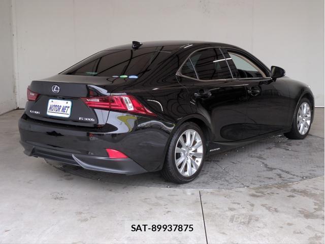 Lexus IS 2015-02 8008912-1