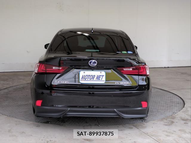 Lexus IS 2015-02 8008912-13