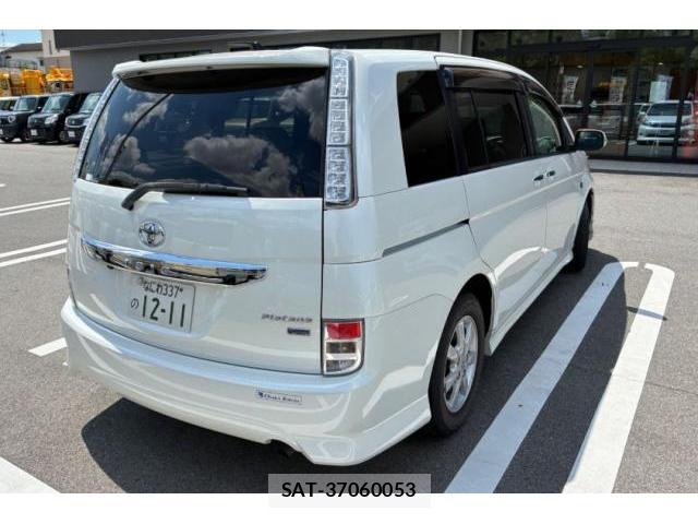 Toyota ISIS 2011-10 8011532-1