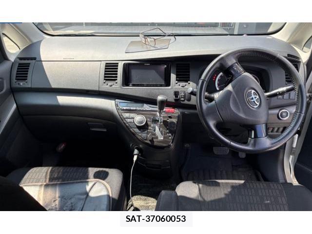 Toyota ISIS 2011-10 8011532-2