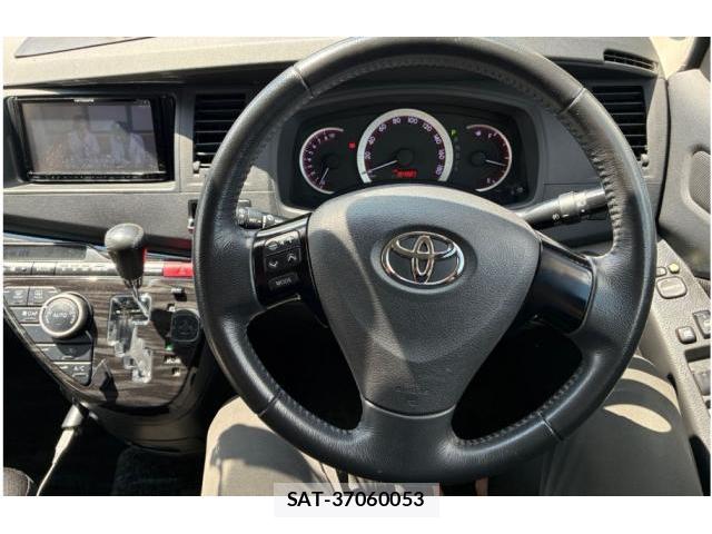 Toyota ISIS 2011-10 8011532-3
